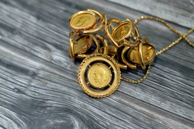 Hükümdar, nominal değeri bir sterlin, bir külçe para olan bir İngiliz altın sikkesidir ve bazen George ve Ejderha 'nın dizaynı ile mücevhere monte edilir.