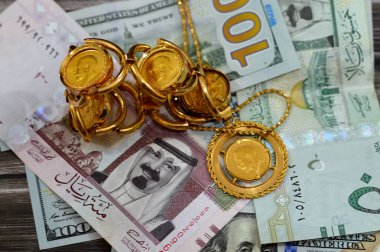 Suudi Arabistan Riyalleri ve ABD dolarları para banknotlarını İngiliz altın sikkeleri ile banknotlar külçe para şekilleri George Mücevher veya mücevher, Altın fiyat konsepti