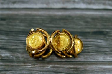 Hükümdar, nominal değeri bir sterlin, bir külçe para olan bir İngiliz altın sikkesidir ve bazen George ve Ejderha 'nın dizaynı ile mücevhere monte edilir.