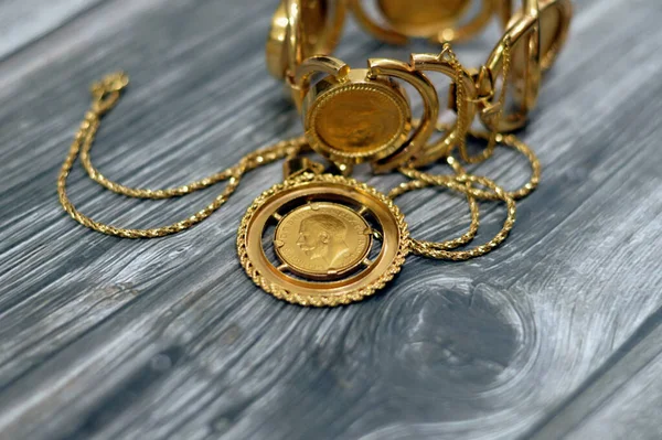 Hükümdar, nominal değeri bir sterlin, bir külçe para olan bir İngiliz altın sikkesidir ve bazen George ve Ejderha 'nın dizaynı ile mücevhere monte edilir.