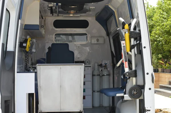 カイロ エジプト 2023年6月17日 呼吸器 酸素ボンベ 緊急キット モニター トロリー 緊急呼び出しのための準備ができて椅子と完全に医療機器メルセデスベンツ救急車 — ストック写真