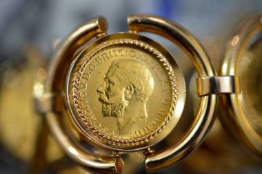 Hükümdar, nominal değeri bir sterlin, bir külçe para olan bir İngiliz altın sikkesidir ve bazen George ve Ejderha 'nın dizaynı ile mücevhere monte edilir.
