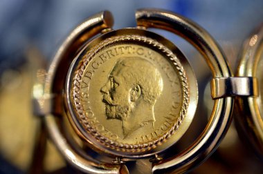 Hükümdar, nominal değeri bir sterlin, bir külçe para olan bir İngiliz altın sikkesidir ve bazen George ve Ejderha 'nın dizaynı ile mücevhere monte edilir.