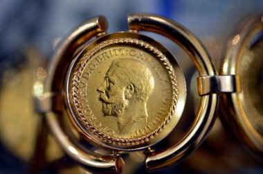 Hükümdar, nominal değeri bir sterlin, bir külçe para olan bir İngiliz altın sikkesidir ve bazen George ve Ejderha 'nın dizaynı ile mücevhere monte edilir.