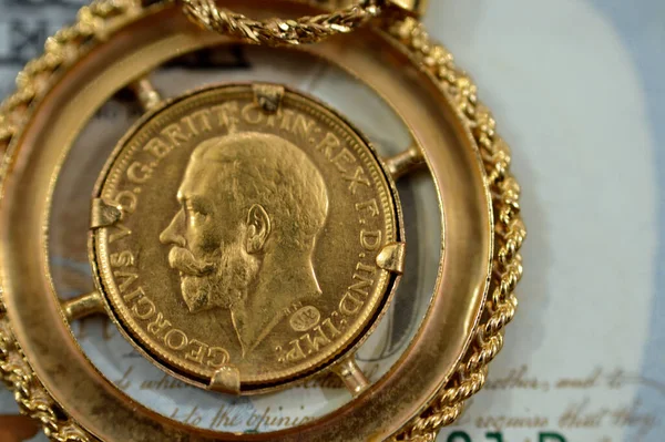 ジュエリーやジュエリー上のUsd米ドル現金銀行券 主権英国の金のコインは 大規模なコインの機能を形作るジョージとドラゴン 米ドルの金価格とインフレの概念 — ストック写真