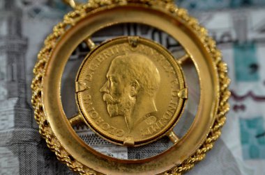 Amerikan dolarlarındaki mücevher veya mücevherler nakit para banknotu, İngiliz altın sikkeleri külçe para şekilleri George ve ejderha, Amerikan doları ve enflasyon konsepti olarak altın fiyat