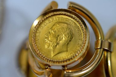 Hükümdar, nominal değeri bir sterlin, bir külçe para olan bir İngiliz altın sikkesidir ve bazen George ve Ejderha 'nın dizaynı ile mücevhere monte edilir.