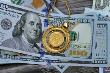 Amerikan doları, Mısır sterlini ve Suudi Arabistan Riyals banknotları para banknotları İngiliz altın sikkeleri şekilli altın külçe para George Mücevher veya mücevher, Altın fiyat