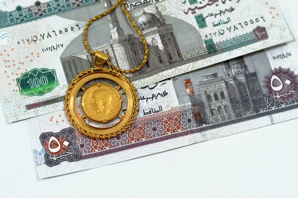 Egp上のジュエリーやジュエリーエジプトポンド現金紙幣 主権英国の金のコインは 大英帝国の金貨は ジョージとドラゴンを備えています エジプトポンドとインフレの概念で金価格 — ストック写真