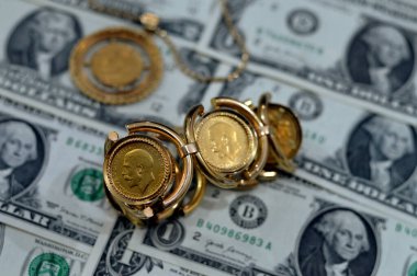 Amerikan dolarlarındaki mücevher veya mücevherler nakit para banknotu, İngiliz altın sikkeleri külçe para şekilleri George ve ejderha, Amerikan doları ve enflasyon konsepti olarak altın fiyat