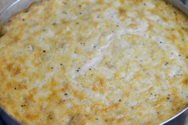 Beşamel soslu makarna tepsisi ve fırında pişmiş kıyma ve ghee Bechamel Pasta Pişirme (Macarona Bechamel), genellikle Ramazan ayında yapılan popüler bir Mısır yemek tarifi.