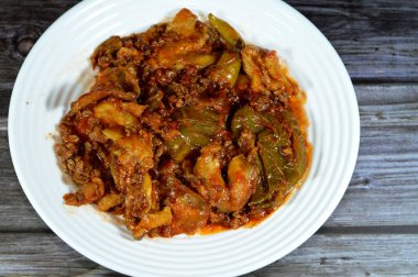 Musakka, patlıcan ya da patates bazlı, biber ve dolmalık biber tarifi, Balkanlar ve Orta Doğu 'da sıkça rastlanan, pek çok bölgesel çeşitliliğe sahip bir tür.