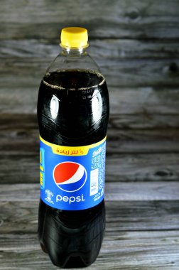 Kahire, Mısır, 18 Haziran 2023: Pepsi, kola aromalı plastik şişe, PepsiCo tarafından üretilen karbonatlı bir meşrubat. İlk olarak 1893 'te Caleb Bradham tarafından Brad' in İçeceği adıyla yaratıldı ve geliştirildi.