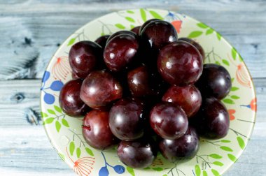Erik meyvesi yığını, Prunus subg 'daki bazı türlerin meyvesi. Kuru erik, kuru erik genellikle kuru erik olarak adlandırılır. Taze gül eriği yığını. İnsanlar tarafından evcilleştirilen ilk meyvelerden biri.