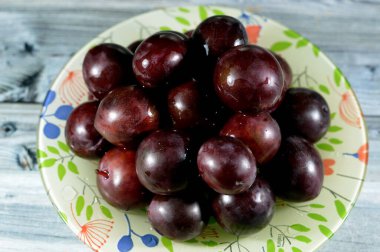 Erik meyvesi yığını, Prunus subg 'daki bazı türlerin meyvesi. Kuru erik, kuru erik genellikle kuru erik olarak adlandırılır. Taze gül eriği yığını. İnsanlar tarafından evcilleştirilen ilk meyvelerden biri.