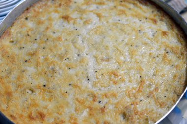 Beşamel soslu makarna tepsisi ve fırında pişmiş kıyma ve ghee Bechamel Pasta Pişirme (Macarona Bechamel), genellikle Ramazan ayında yapılan popüler bir Mısır yemek tarifi.