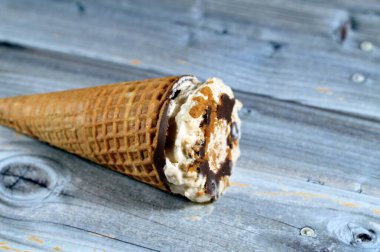 Karamelli bisküvi çikolatalı dondurma ve bisküvi parçalı vanilyalı dondurma gevrek küvi küvileri içinde fındık erimesi waffle bisküvileri, yaz tatili konsepti.