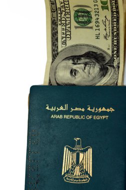 100 Amerikan Doları ile Mısır pasaportu. Para banknotları, Mısır 'ın Arap Cumhuriyeti pasaportu. Cumhuriyetçi altın kartal ve eski Amerikan para banknotları.