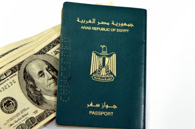 100 Amerikan Doları ile Mısır pasaportu. Para banknotları, Mısır 'ın Arap Cumhuriyeti pasaportu. Cumhuriyetçi altın kartal ve eski Amerikan para banknotları.