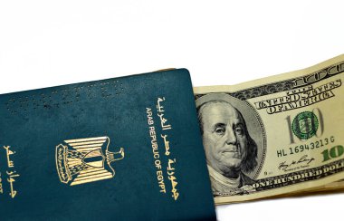 100 Amerikan Doları ile Mısır pasaportu. Para banknotları, Mısır 'ın Arap Cumhuriyeti pasaportu. Cumhuriyetçi altın kartal ve eski Amerikan para banknotları.