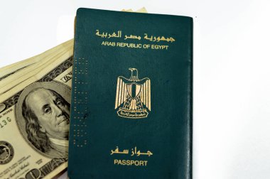 100 Amerikan Doları ile Mısır pasaportu. Para banknotları, Mısır 'ın Arap Cumhuriyeti pasaportu. Cumhuriyetçi altın kartal ve eski Amerikan para banknotları.