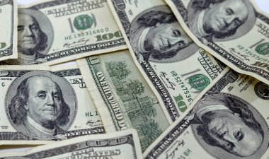 100 dolarlık banknot nakit para yığını. Eski seriler. Başkan Benjamin Franklin 'in portresi ters ve bağımsızlık salonu.