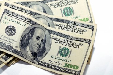 100 dolarlık banknot nakit para yığını. Eski seriler. Başkan Benjamin Franklin 'in portresi ters ve bağımsızlık salonu.