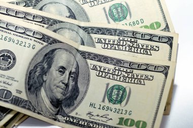 100 dolarlık banknot nakit para yığını. Eski seriler. Başkan Benjamin Franklin 'in portresi ters ve bağımsızlık salonu.
