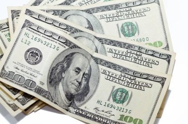 100 dolarlık banknot nakit para yığını. Eski seriler. Başkan Benjamin Franklin 'in portresi ters ve bağımsızlık salonu.