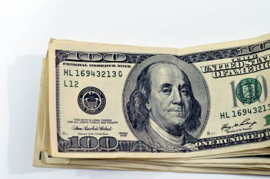 100 dolarlık banknot nakit para yığını. Eski seriler. Başkan Benjamin Franklin 'in portresi ters ve bağımsızlık salonu.
