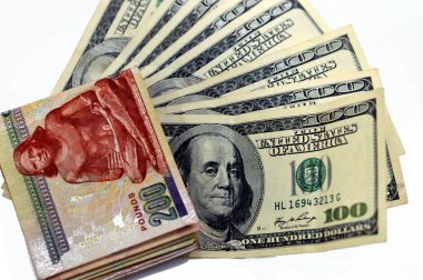 Amerikan ve Mısır para banknotları, eski model 100 Amerikan doları yığını katlanır EGP Mısır Pound LE ile Mısır ve ABD arasında para döviz kurları