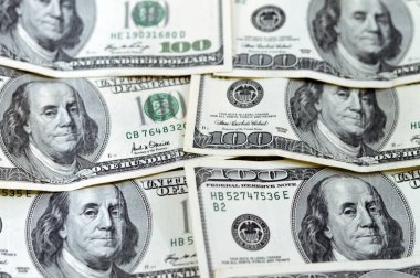 100 dolarlık banknot nakit para yığını. Eski seriler. Başkan Benjamin Franklin 'in portresi ters ve bağımsızlık salonu.