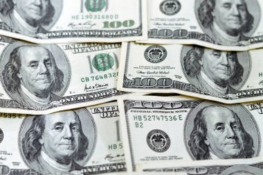 100 dolarlık banknot nakit para yığını. Eski seriler. Başkan Benjamin Franklin 'in portresi ters ve bağımsızlık salonu.