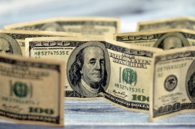 100 dolarlık banknot nakit para yığını. Eski seriler. Başkan Benjamin Franklin 'in portresi ters ve bağımsızlık salonu.