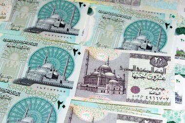 Eski 20 LE - Yeni Mısır 20 EGP LE 20 polimer nakit para banknotu Mohamed Ali Camii, dokunsal ADA Braille noktalarıyla süslenmiş, Kraliçe Kleopatra, Büyük Piramit, firavun arabası