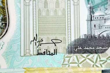 Yeni Mısır 20 EGP LE 20 EGP nakit para banknotu Mohamed Ali camii, dokunsal ADA Braille noktaları ile süslenmiş, Kraliçe Kleopatra, Büyük Piramit, firavun askeri savaş arabası