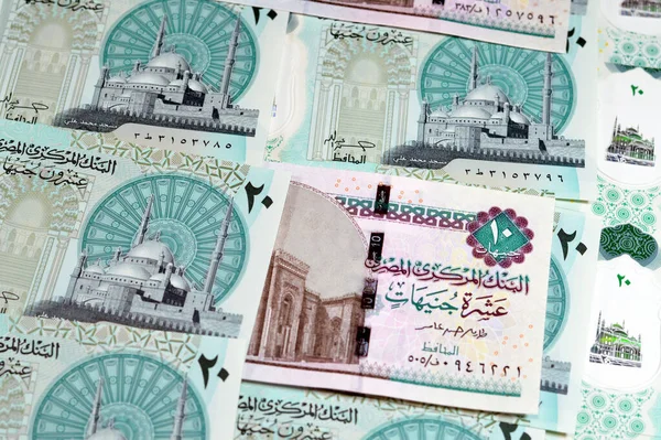 エジプトの新しい高分子マネー銀行券現金紙幣エジプトの背景20 Egp 20ポンドと古い10ポンドの機能モスクモハメド リファイモスク カフラーとクレオパトラ — ストック写真