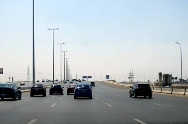 Giza, Mısır, 23 Haziran 2023: Koridor karayolu geliştirme projesi, Koridor ile Kahire-İskenderiye yolunun kesiştiği yer arasındaki mesafeye kadar genişleme ve iyileştirme çalışmaları içeriyor.