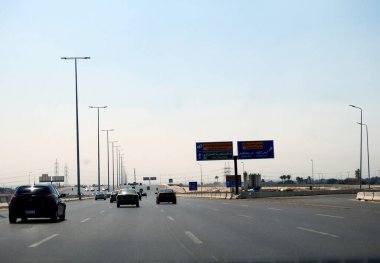 Giza, Mısır, 23 Haziran 2023: Koridor karayolu geliştirme projesi, Koridor ile Kahire-İskenderiye yolunun kesiştiği yer arasındaki mesafeye kadar genişleme ve iyileştirme çalışmaları içeriyor.