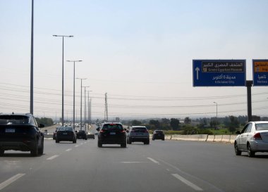 Giza, Mısır, 23 Haziran 2023: Koridor karayolu geliştirme projesi, Koridor ile Kahire-İskenderiye yolunun kesiştiği yer arasındaki mesafeye kadar genişleme ve iyileştirme çalışmaları içeriyor.