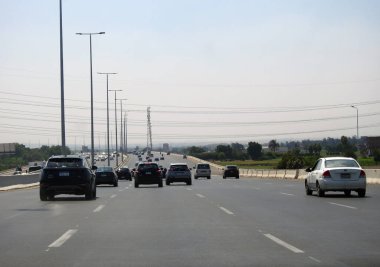 Giza, Mısır, 23 Haziran 2023: Koridor karayolu geliştirme projesi, Koridor ile Kahire-İskenderiye yolunun kesiştiği yer arasındaki mesafeye kadar genişleme ve iyileştirme çalışmaları içeriyor.