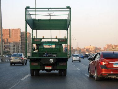 Kahire, Mısır, 23 Haziran 2023: Bakıma ihtiyacı olan araçların acil nakliyesi için düz bir kamyona elektrikli araç monte edildi.