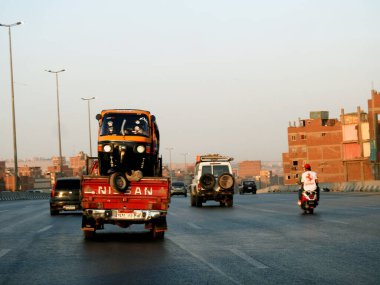 Kahire, Mısır, 23 Haziran 2023: oto çekçek, bebek taksisi, mototaxi, güvercin, jonnybee, bajaj, chand gari, lapa, tuk-tuk, tum-tum, Keke-napep, Maruwa, 3wheel, pragya, bao-bao, kolay bisiklet, cng, tukxi