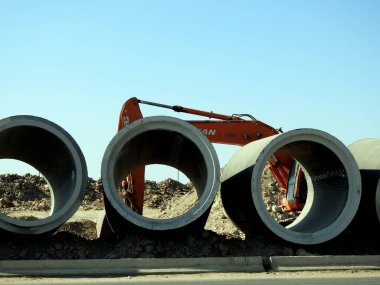 Kahire, Mısır, 24 Haziran 2023: Mısır 'da büyük su boruları, temizlik boruları, altyapı ve gayrimenkul geliştirme projelerinin hazırlıkları için bir kazı kazıcı