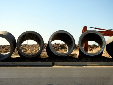 Kahire, Mısır, 24 Haziran 2023: Mısır 'da büyük su boruları, temizlik boruları, altyapı ve gayrimenkul geliştirme projelerinin hazırlıkları için bir kazı kazıcı