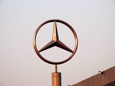 Kahire, Mısır, 26 Haziran 2023: Mercedes-Benz Mısır, 1926 yılında Stuttgart, Almanya merkezli bir Alman lüks ve ticari araç otomotiv markası.