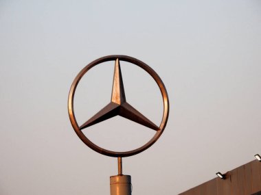 Kahire, Mısır, 26 Haziran 2023: Mercedes-Benz Mısır, 1926 yılında Stuttgart, Almanya merkezli bir Alman lüks ve ticari araç otomotiv markası.