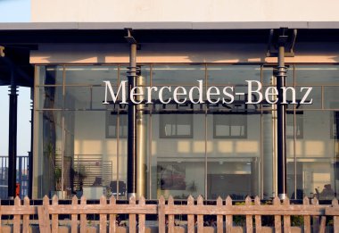 Kahire, Mısır, 26 Haziran 2023: Mercedes-Benz Mısır, 1926 yılında Stuttgart, Almanya merkezli bir Alman lüks ve ticari araç otomotiv markası.