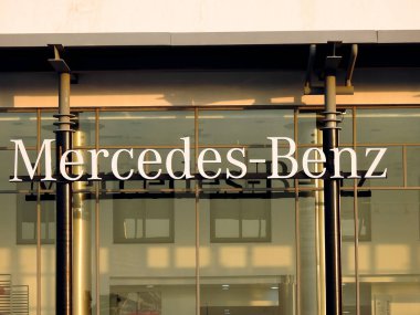 Kahire, Mısır, 26 Haziran 2023: Mercedes-Benz Mısır, 1926 yılında Stuttgart, Almanya merkezli bir Alman lüks ve ticari araç otomotiv markası.