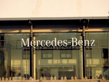 Kahire, Mısır, 26 Haziran 2023: Mercedes-Benz Mısır, 1926 yılında Stuttgart, Almanya merkezli bir Alman lüks ve ticari araç otomotiv markası.